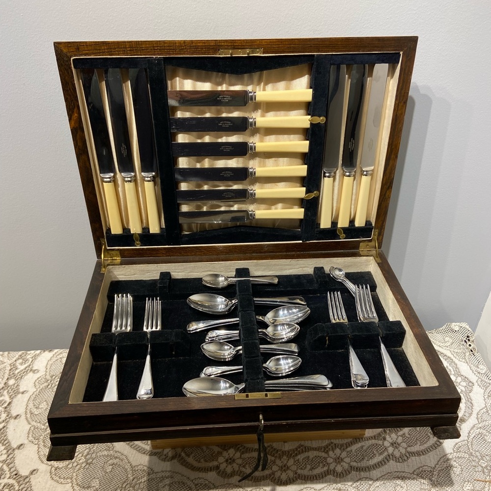 Flatware Chest with Stainless Cutlery